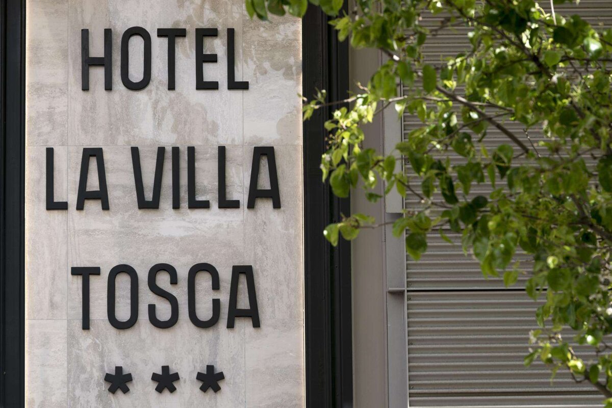 A sign that says hotel la villa tosca on it