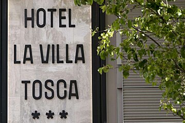 A sign that says hotel la villa tosca on it