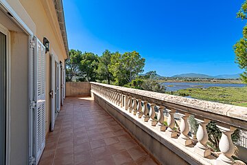 A balcony with a view of a lake and mountains