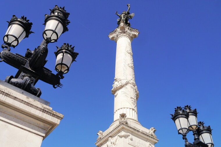 looking up to the Monument aux Girondins
