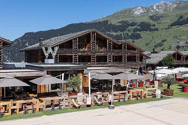 A building with the letter w on the top of it