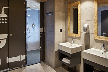 Moontain Hostel, Oz en Oisans bathroom