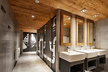 Moontain Hostel, Oz en Oisans bathroom