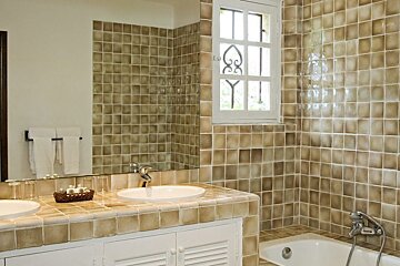 Saint Vincent Hotel, Pampelonne bathroom