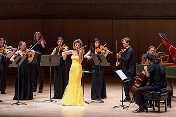 Violinist Anne-Sophie Mutter & orchestra