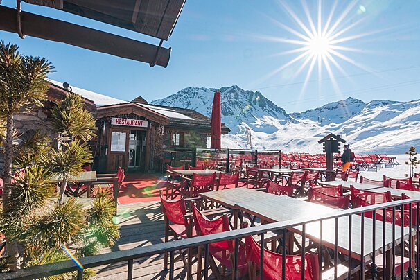 A restaurant with a sign that says restaurant on it