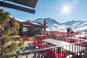 A restaurant with a sign that says restaurant on it