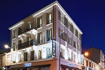 A white building with the word hotel on it