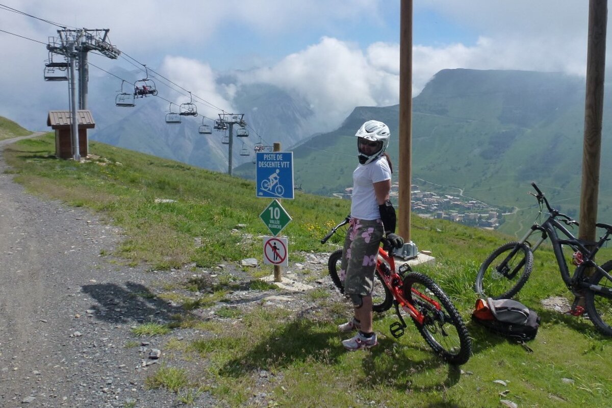 a mountain biker ready to set off on a green trail in 2 alpes