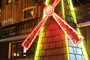the windmill outside a restaurant in 2 Alpes