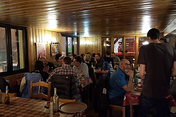 a busy restaurant in 2 Alpes