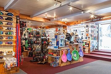 Skimium - Francis Blanc Sports Ski Hire, Courchevel Moriond 1650 shop interior
