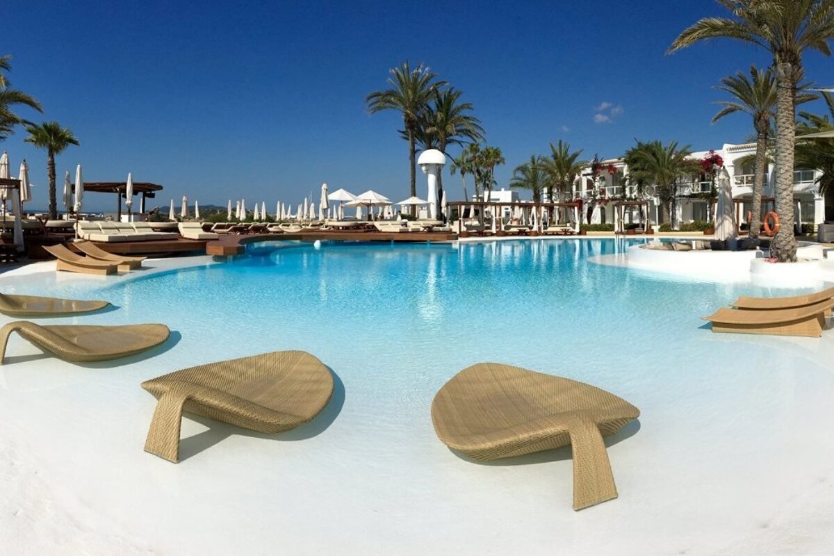 Destino Pacha Ibiza Resort Hotel, Talamanca pool