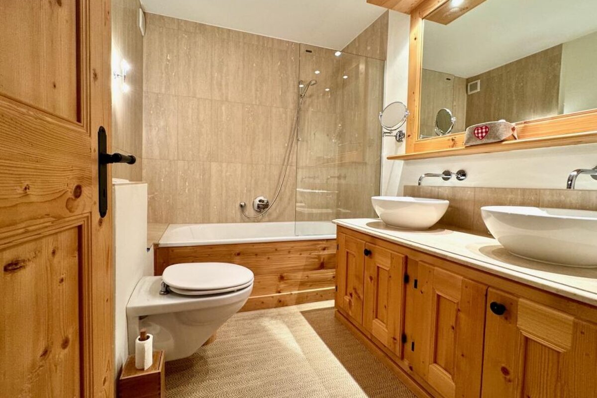 A bathroom with two sinks and a bathtub