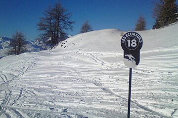 a piste marker in les arcs