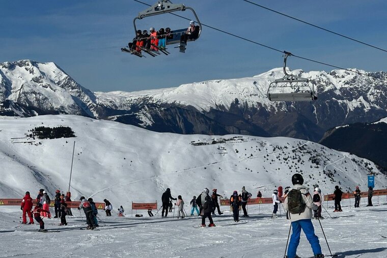 chairlift and the ski piste in Les 2 Alpes