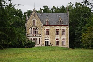 Chateau La Thuiliere, Saint Front de Pradoux exterior