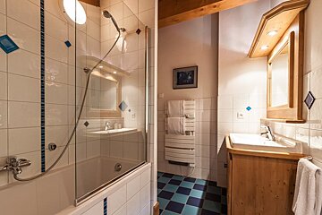 Des Amis Chalet, Morzine bathroom