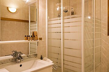 Les Prodains Apartment, near Avoriaz shower room