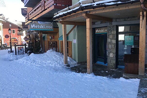 A building with a sign that says netski 1950