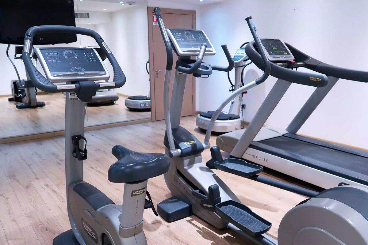 A treadmill with the word echelon on it