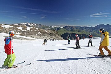 UCPA Holiday Centre, Les Deux Alpes skiers