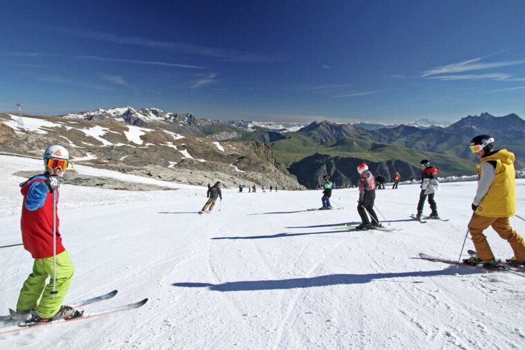 UCPA Holiday Centre, Les Deux Alpes skiers