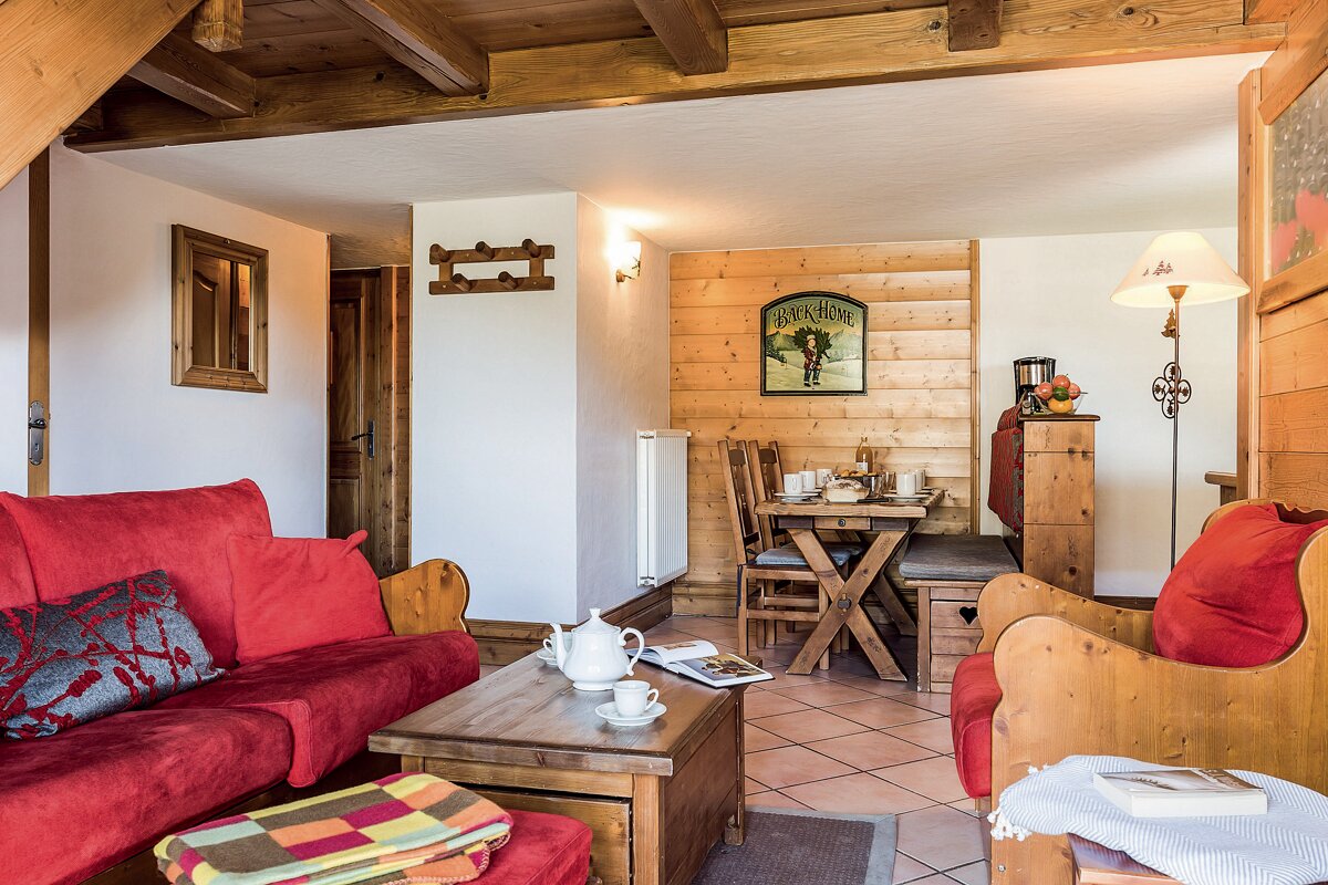 A living room with a sign on the wall that says montagne