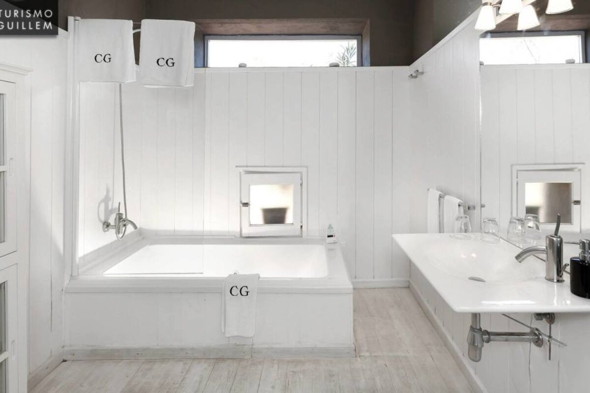 Can Guillem Country Hotel, Ca Ne Negreta bathroom