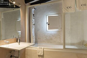 Can Guillem Country Hotel, Ca Ne Negreta bathroom