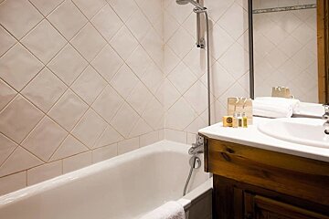 Ibex Chalet, Val Thorens bathroom