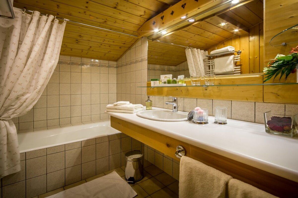 Le Dahu Hotel, Morzine bathroom