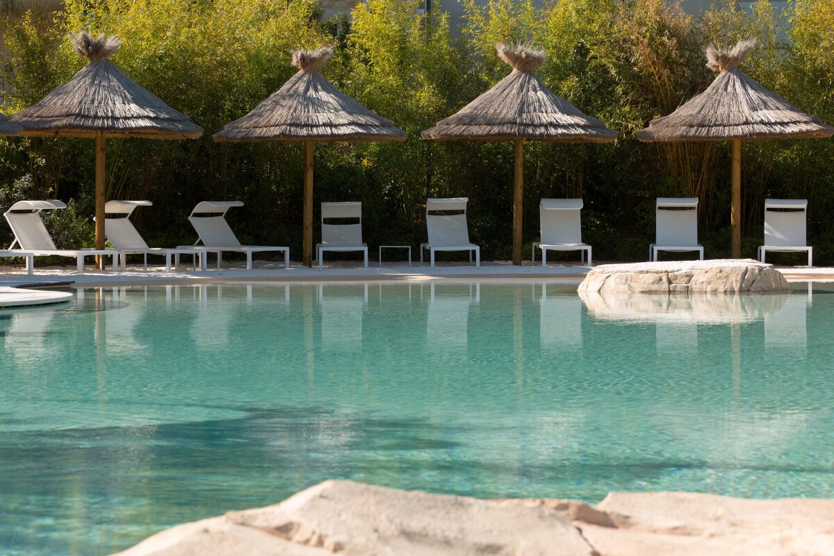 le-lagon-transat-domaine-du-mas-de-pierre-resort-spa-scaled.jpg