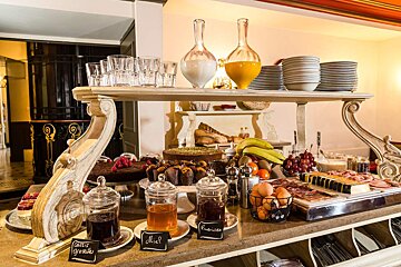 A buffet with a sign that says miel on it