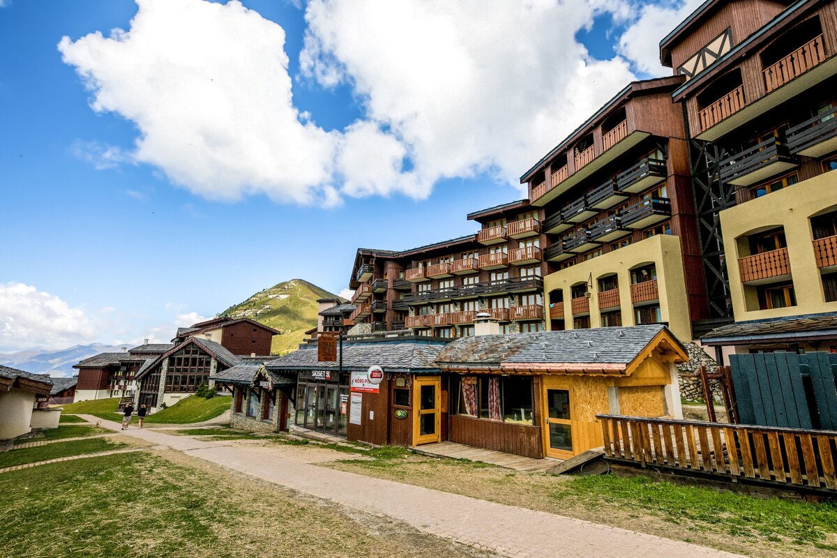 A building with a sign on it that says pizza