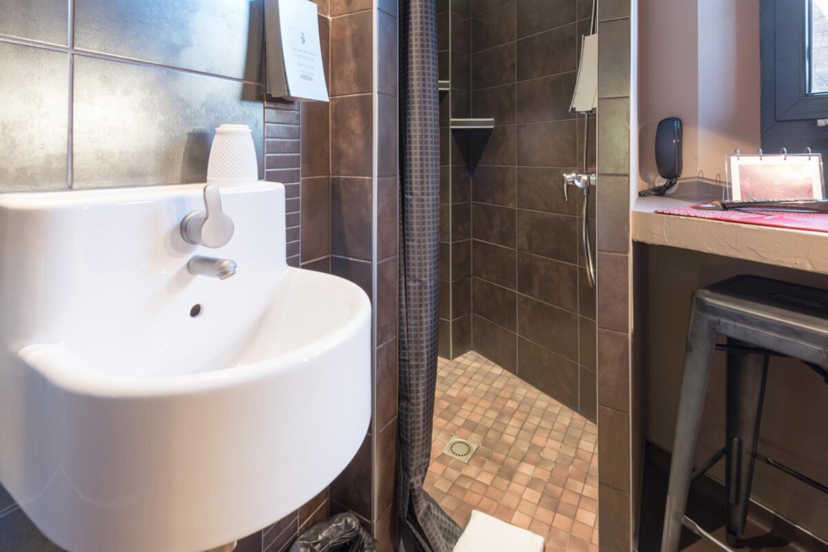 A bathroom with a sink and a sign that says ' toilette ' on it
