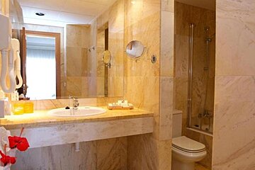 Parc Natural & Spa Luxury Hotel, Playa de Muro bathroom