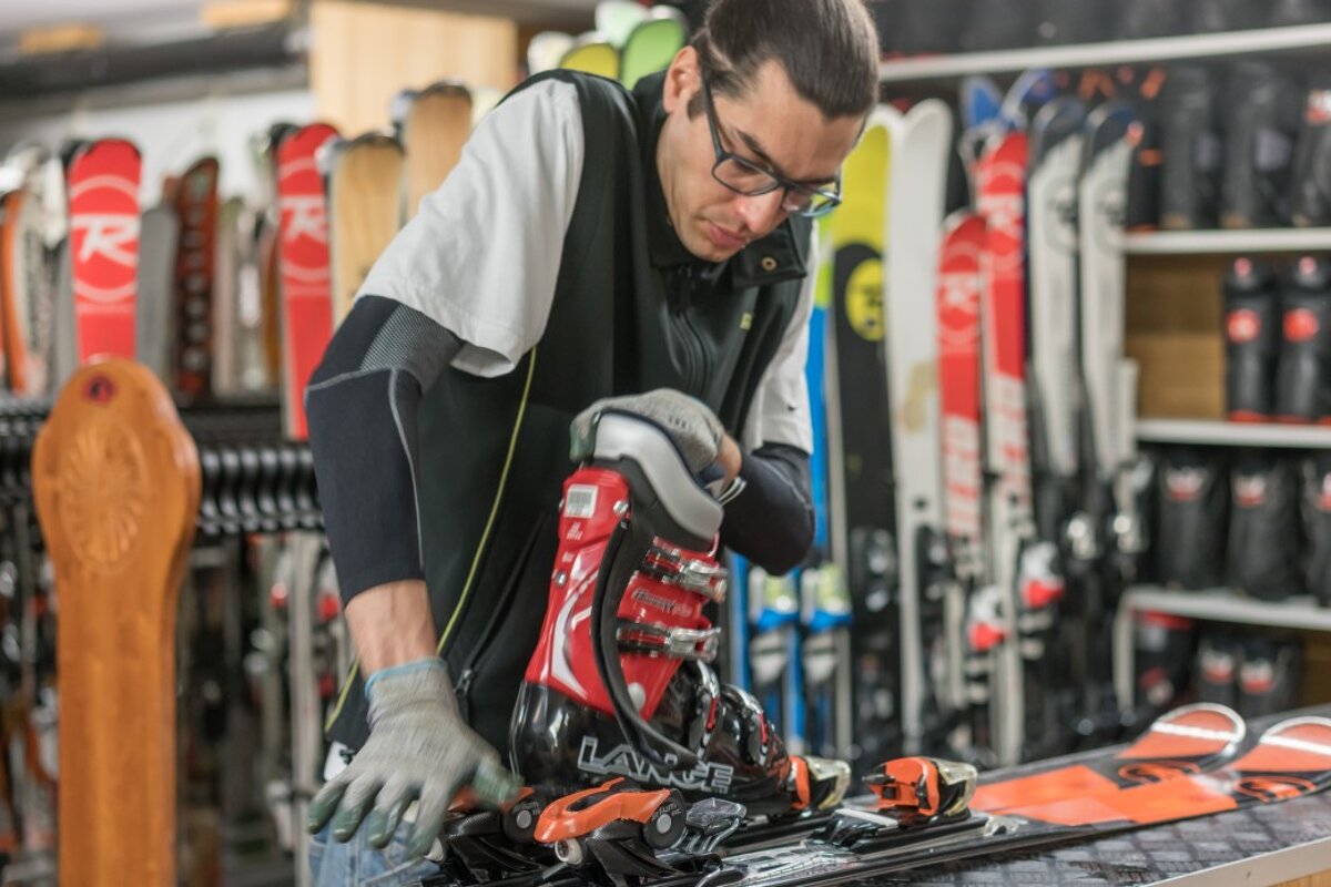 Skimium - Gentiane Sports 2000 Ski Hire, Les Arcs 2000 shop interior