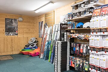 Skimium - Gentiane Sports 2000 Ski Hire, Les Arcs 2000 shop interior