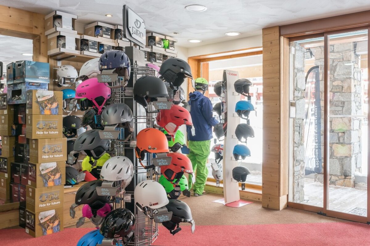 Skimium - Gentiane Sports 2000 Ski Hire, Les Arcs 2000 shop interior