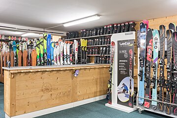 Skimium - Gentiane Sports 2000 Ski Hire, Les Arcs 2000 shop interior