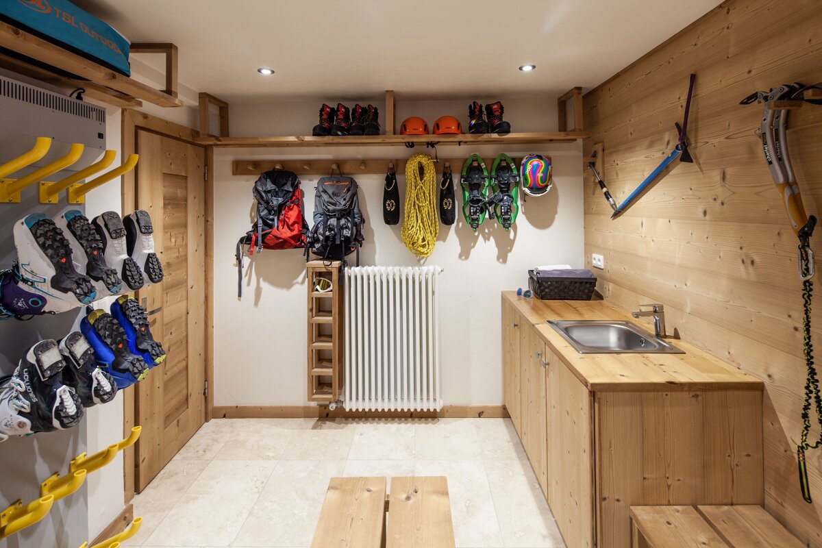 A room with a sink and a sign that says ' salomon ' on it