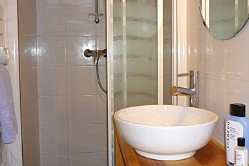 Clovis Chalet, Morzine shower room