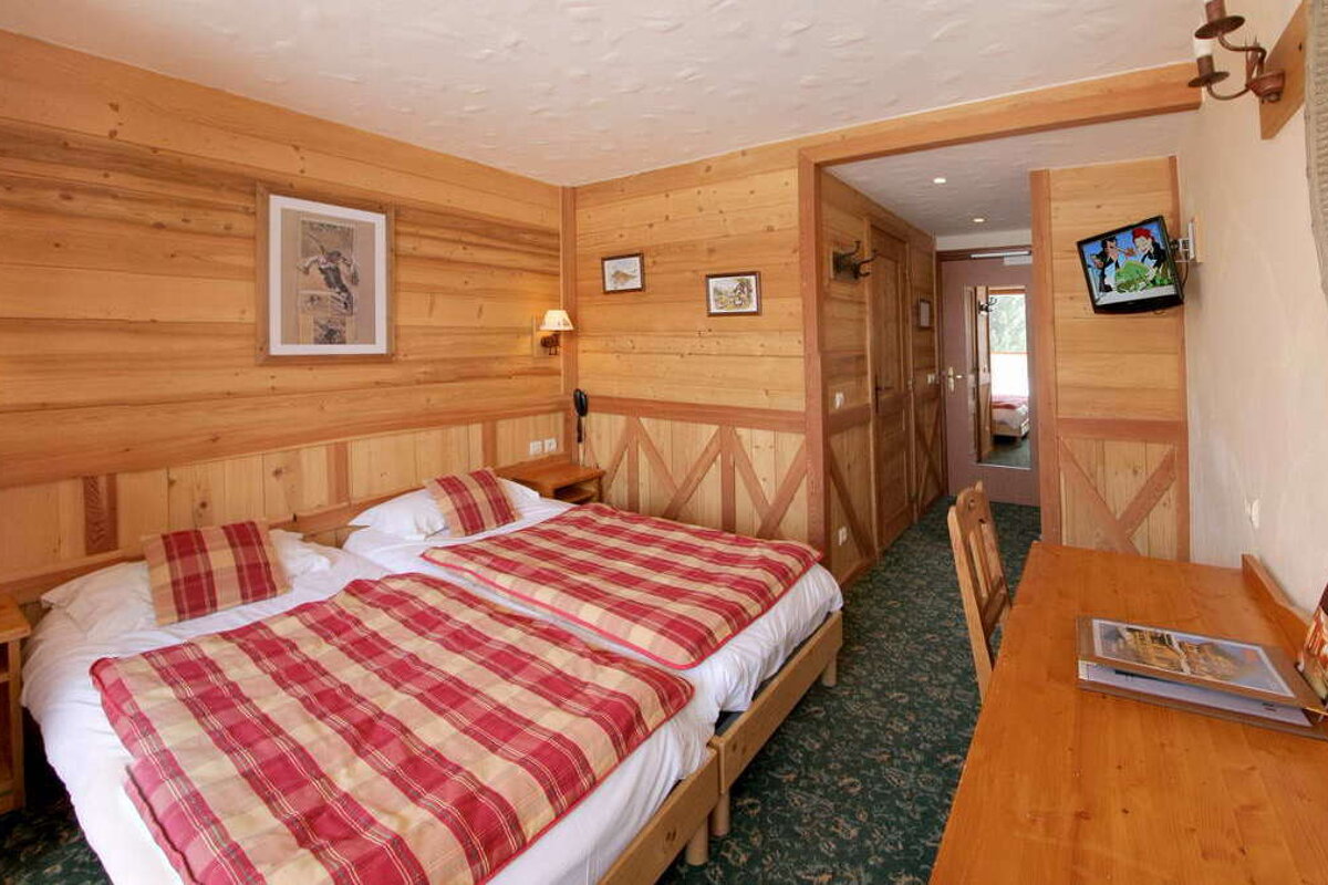Cote Brune Hotel, Les Deux Alpes twin bedroom
