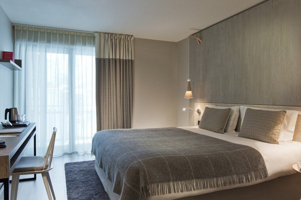 L'Heliopic Sweet & Spa Hotel, Chamonix double bedroom