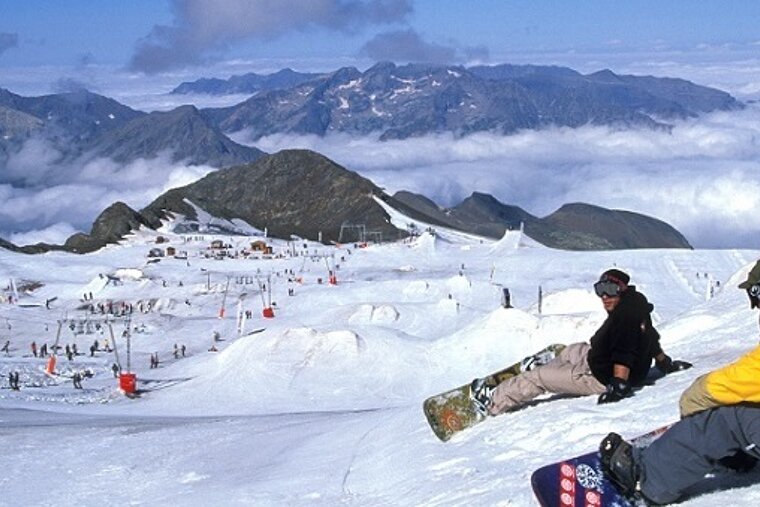 snowboarders in summer in les 2 alpes