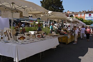 craft market in St Tropez