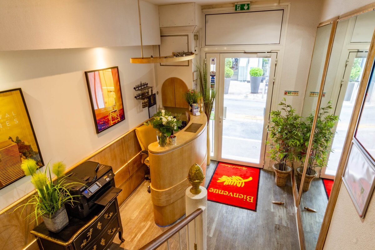 A red rug that says bienvenue on it