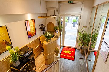 A red rug that says bienvenue on it