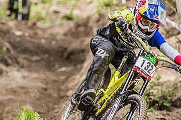a female mountainbike racer